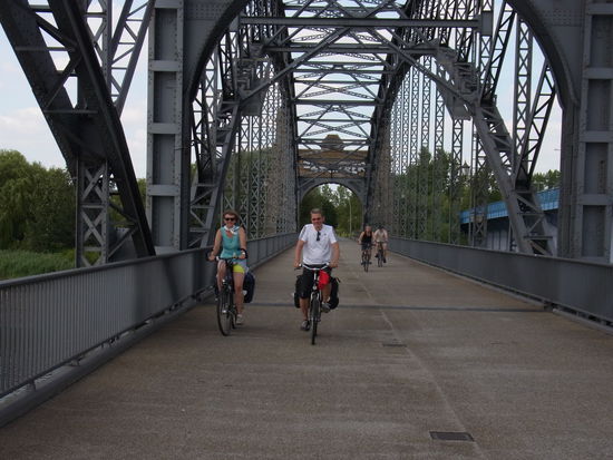 macht Spaß hier drüber zu fahren   (ein netter Radfahrer fotografiert uns)