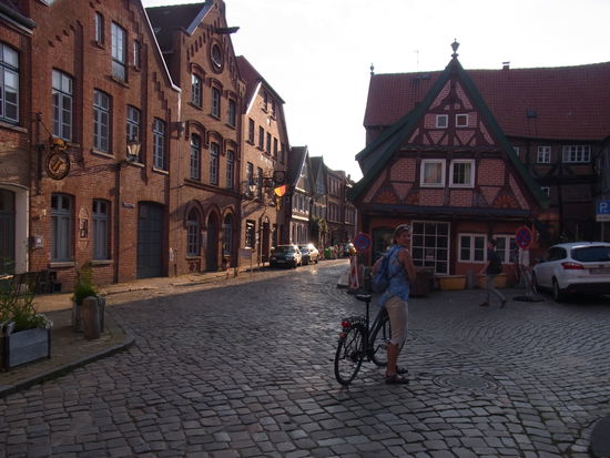vor dem ältesten Haus in Lauenburg