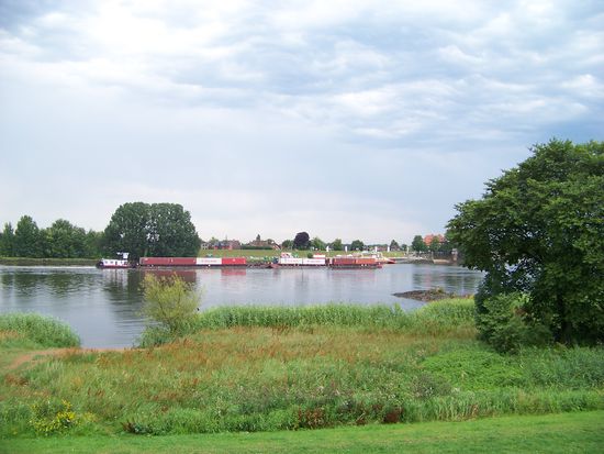 sieht aus wie ein Zug auf dem Wasser