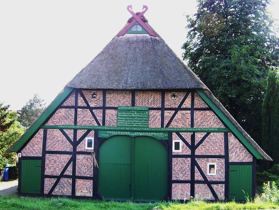 eines der typisch verzierten Häuser in der Gegend zwischen Hoopte und Lauenburg