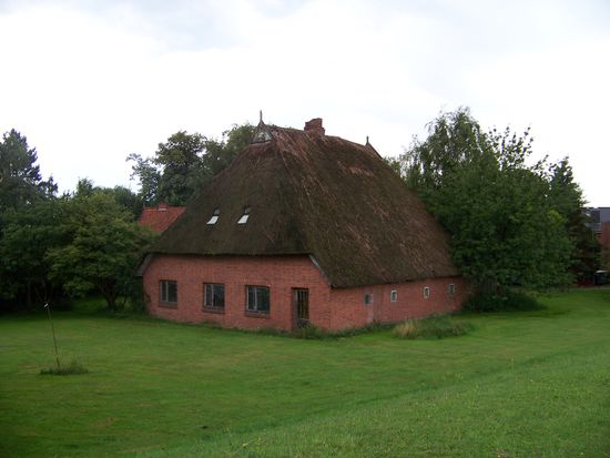 noch so ein uraltes gut erhaltenes Bauernhaus hinterm Deich