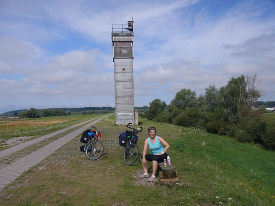 Ein alter Grenzturm dient heute als Nistplatz für Turmfalken, Schleiereulen und Hornissen. Hoffentlich vertagen die sich alle.