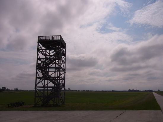 Und bald schon wieder ein Aussichtsturm in Sicht. Er ist ca. 20 Meter hoch. Oben treffen wir auf zwei Mädels aus Dresden, die aus der Gegenrichtung kommen. Sie haben grad mal 8 Tage bis hierher gebraucht von zuhause.