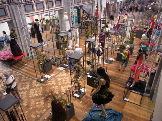 in der Kirche:                                                                                               eine Ausstellung mit "beblumten" Modelpuppen
"Blühendes Korea - Fernöstliche Blumenkunst"