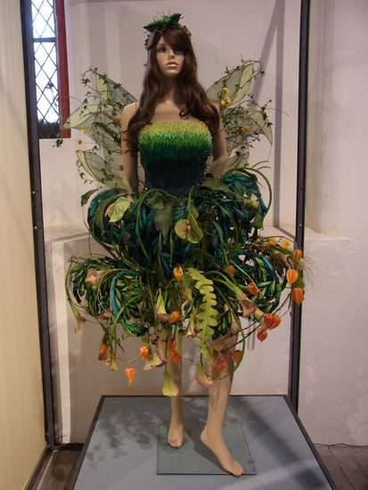 aus der Nähe betrachtet: leider schon etwas angewelktes Blumen-Designer-Kleid...