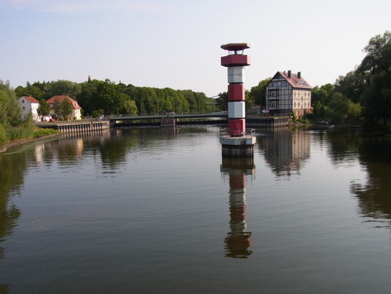 Nach 3 Stunden sind wir durch und fahren zurück in die Unterkunft
am alten Leuchtturm von Rathenow vorbei.