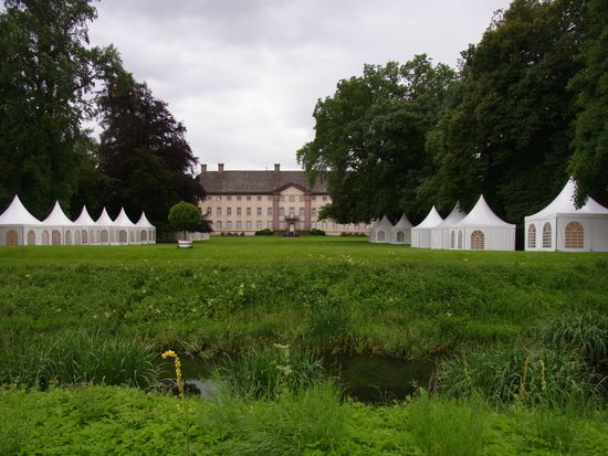 Blick von außen über den Wassergraben nach Corvey