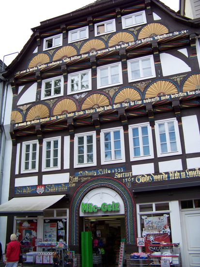 ein altes Haus in Höxter mit kaum verständlichen Sprüchen