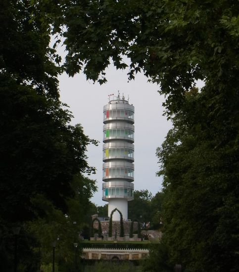 Den Aussichtsturm "Friedenswarte" ...