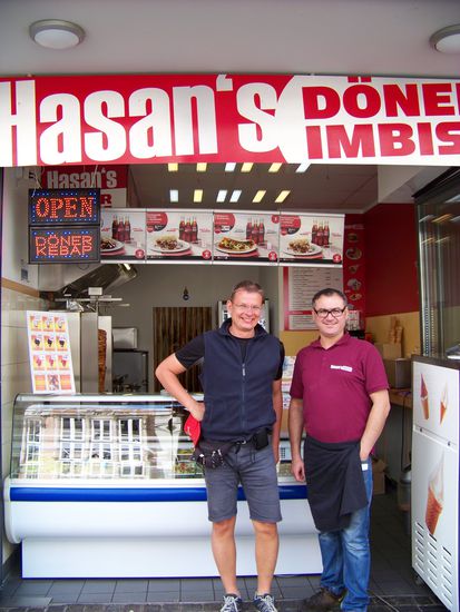 Hasan höchstpersönlich mit einem zufriedenen Gast