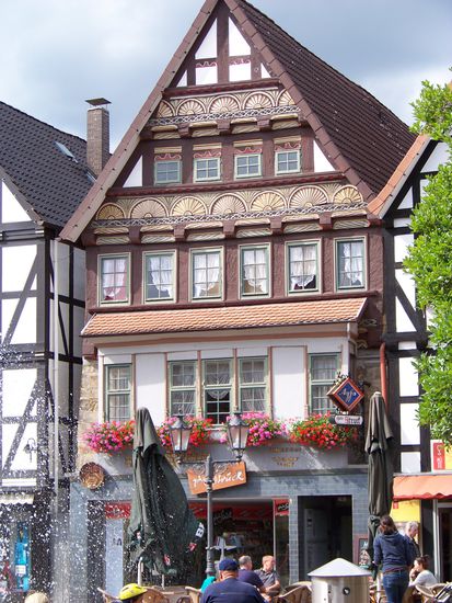 sowie dieses schöne alte Haus