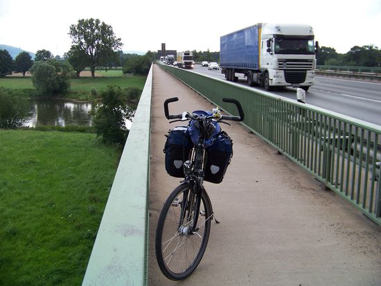 ...ne, doch nicht... wum wum wum...donnern die LKWs über die Brücke...