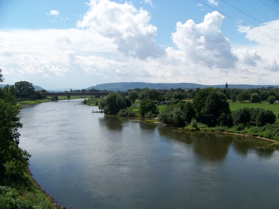 und unten fließt die Weser durch