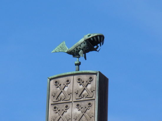 gefährlicher Fisch auf dem Dach