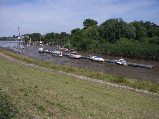 ...auf dem Deich    
hier melden sich schon die Gezeiten von der Nordsee,
alle Boote stehen trocken
