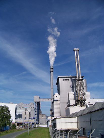 Windstille im Industriegebiet  
der Radweg geht mitten hindurch