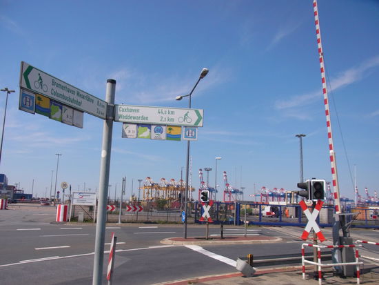 mitten im Containerhafen ist die Beschilderung wieder gut