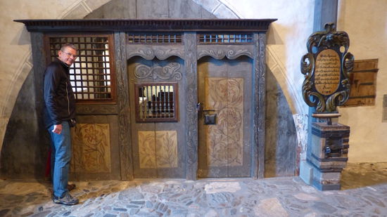 drinnen vor verschlossener Tür