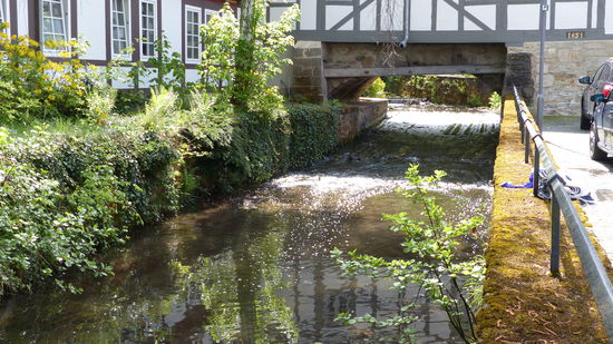 man beachte die Dachrinne über dem Wasserlauf