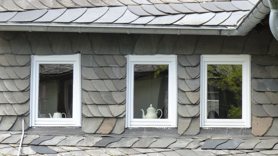 Kaffeekannen gehen auch als Fensterschmuck