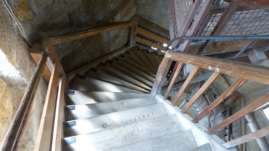 Es geht wieder runter.
Jede Stufe ist numeriert und von Bürgern gesponsert