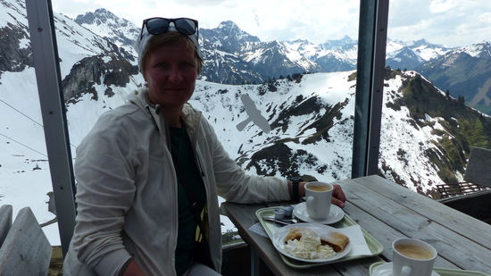 ...gibt es Apfelstrudel mit Sahne, lecker lecker...