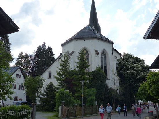 die obligatorische Kirche