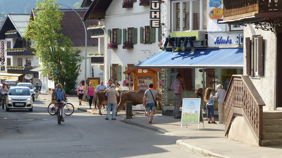 die Beine über dem Schaufenster baumeln während der gesamten Geschäftszeiten vor sich hin