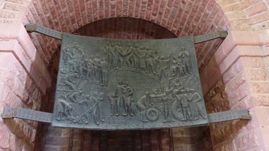 Auf dieser Gedenktafel ist die erste Strophe der Nationalhymne der DDR eingraviert zwischen den Menschen