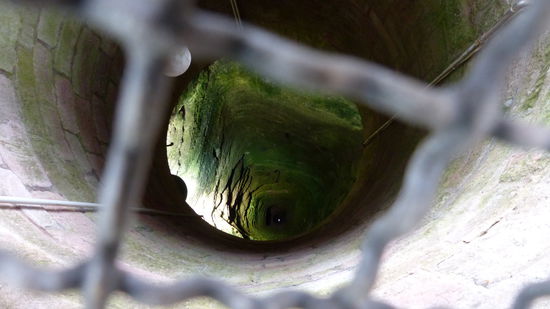 der Brunnen ist 165 Meter tief