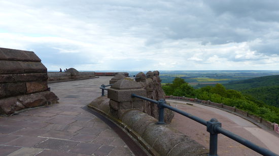viel begehbares Terrain um das Denkmal