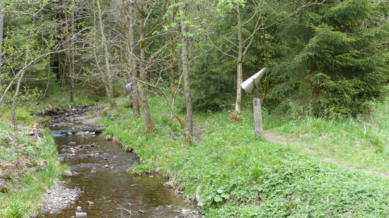 Höhr-Rohre für das Belauschen des Baches