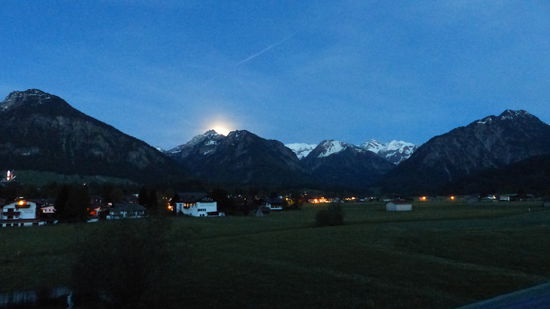 da schleicht sich der Mond hinter den Bergen hervor