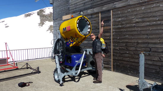 sowie eine Schnee-KANONE