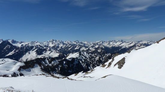 ...zu den unzähligen Gipfeln rundherum