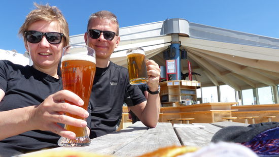 ...auf der schlagerbeschallten Sonnenterrasse. 
..........PROST..........