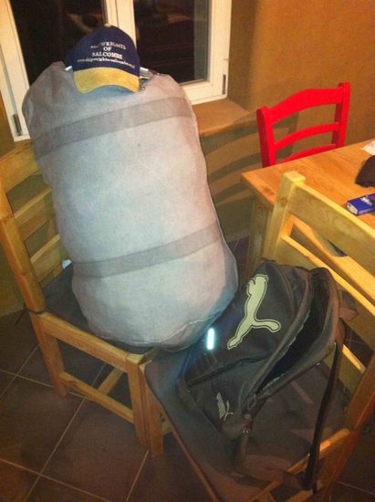 Alles drin, auch Offshore-Segelanzug, Gummisstiefel und Schlafsack