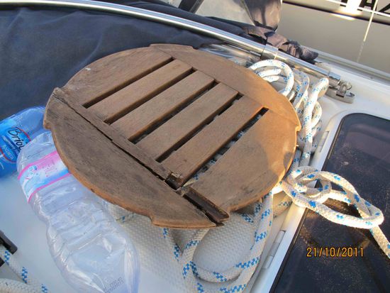 Ich gestehe. Wir haben innerhalb einer Woche so wild und oft geduscht, dass diese Unterlage förmlich weggefault ist.