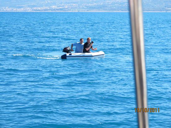 Nicht so einfach mit der kiellosen Nußschale ... obwohl wir nur ca 2 Knoten laufen.