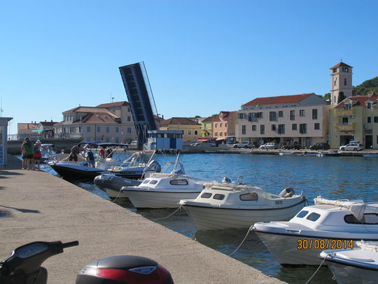 Zwischenstopp  in Tisno an einer Zugbrücke, die offensichtlich nur ein paar mal am Tag geöffnet wird.
