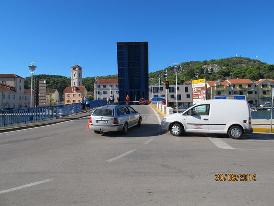 Wir nutzen die 20min zum Besuch des Bankautomaten, zum Kaffeetrinken und Eisessen 