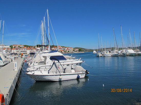 Die Hafeneinfahrt von Jezera