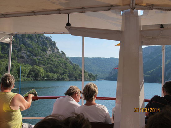 Auf dem Shuttleboot zu den Krka Wasserfällen. Der Canyon und die niedrigen Brücken verhindern, dass Segler sich hierher verirren.
