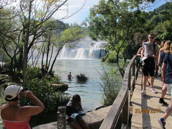 Skradinski buk (17 Stufen mit einer Gesamthöhe von 45,7 m)
Am Fuße dieses Wasserfalls ist das Baden erlaubt, was wir dann auch kurz nutzen.