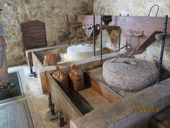 Eine funktionierende Wassermühle. Außerdem wurde mit Hilfe der Wasserkraft Wäsche gewaschen und "weich gehämmert"