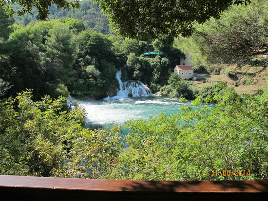 Die Anlagen machen einen gut gepflegten Eindruck und sogar die Souvenirläden passen sich fast dezent in kleine, alte Häuser ein.