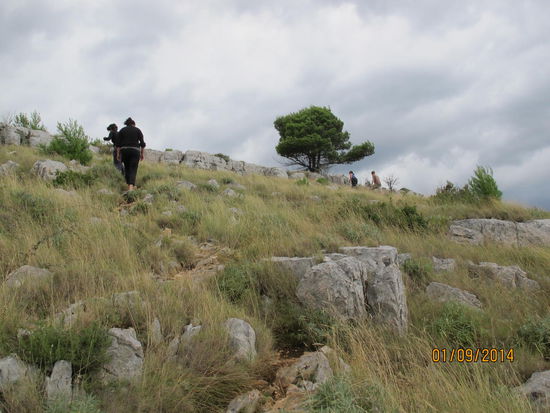 Beim zweiten Gang zum Briefkasten werde ich zu einer Wanderung mit einigen meiner Crewkameraden auf den angrenzenden, sehr felsigen Berg "überredet"