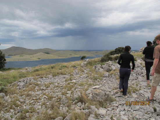 Eine schöne Kletter/wandertour. Als wir oben sind, setzt wieder ein starker Regen ein und aus Respekt vor den örtlich heftigen Gewittern treten wir schnell den Rückzug an. Der "Überredete" ist der Einzige mit Regenjacke  Natürlich werden wir pudelnass, kommen aber wieder gut am Boot an.