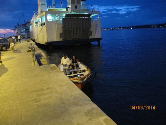 Mit diesem Ruderboot können bis zu 10 Personen zwischen den einlaufenden Schiffe, Booten und Fähren hindurch von einer Hafenseite zur anderen übergesetzt werden.