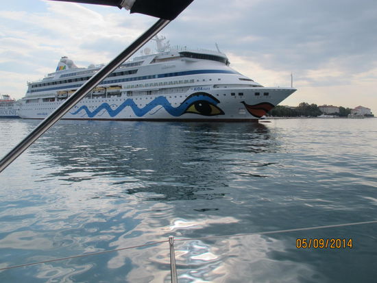 Beim Auslaufen aus dem Hafen, sehen wir die AIDA Aura nahe der Meeresorgel liegen und sind insgeheim froh, gestern schon hier angekommen zu sein.